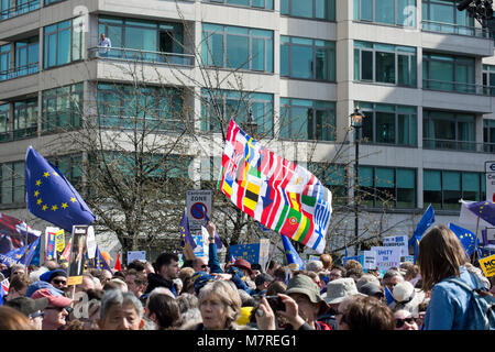 Une foule de manifestants anti Brexit en agitant des drapeaux de l'UE et un drapeau composé d'un ensemble de drapeaux de l'Union européenne, à l'unir pour l'Europe mars à Londres Banque D'Images