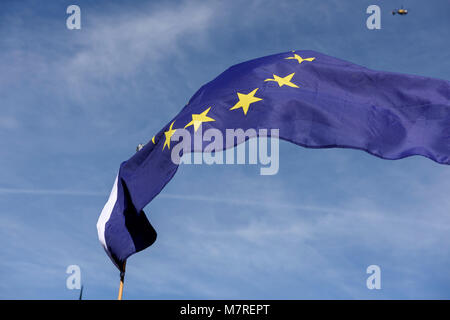 Drapeau de l'Union européenne flottant dans l'air pendant l'unir pour l'Europe mars - protestation anti-Brexit à Londres, au Royaume-Uni. Banque D'Images