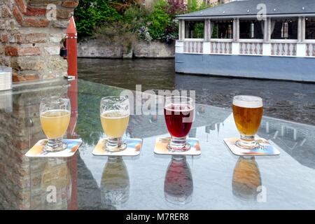 Portrait de quatre verres de bière en Belgique on outdoor table bar par canal de Bruges Belgique Banque D'Images