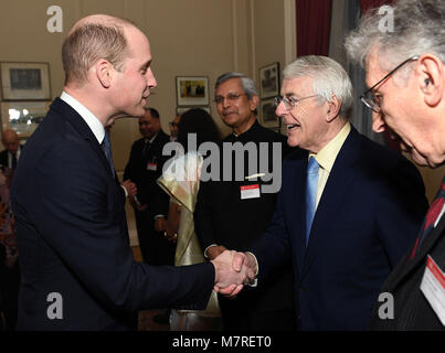 Le duc de Cambridge (à gauche) répond à l'ancien Premier Ministre John Major, lors d'une réception tenue par le Secrétaire général du Commonwealth, Rt Hon Patricia Scotland QC, à Marlborough House, l'accueil du Secrétariat du Commonwealth à Londres. Banque D'Images