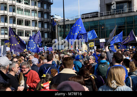 Une foule de partisans de l'Union européenne anti-Brexit tenant des pancartes et en agitant des drapeaux de l'UE au cours de l'Unite pour l'Europe mars - protestation anti-Brexit à Londres, au Royaume-Uni. Banque D'Images