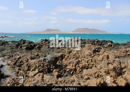 Plage de galets et la mer Banque D'Images