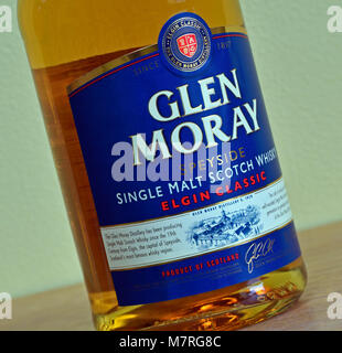 Détail de l'étiquette sur bouteille de Glen Moray single malt scotch whisky du Speyside. Classique d'Elgin. Banque D'Images