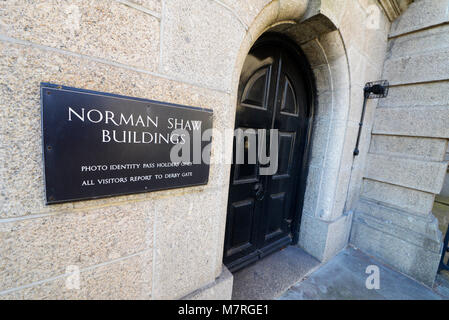 La Norman Shaw Bâtiments (anciennement connu sous le nom de New Scotland Yard) sont une paire de bâtiments à Westminster, Londres. Entrée latérale avec avertissement de sécurité Banque D'Images