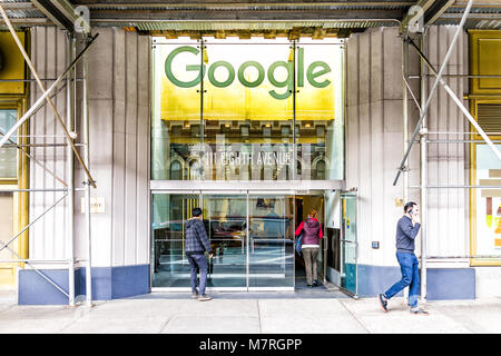 La ville de New York, USA - 30 octobre 2017 : Google bureau de l'entreprise affiche verte au centre-ville de Chelsea, quartier inférieur Manhattan district de New York, les gens qui entrent dans Banque D'Images