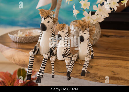 Cute giraffe fait main décor peluches assis sur la table Banque D'Images