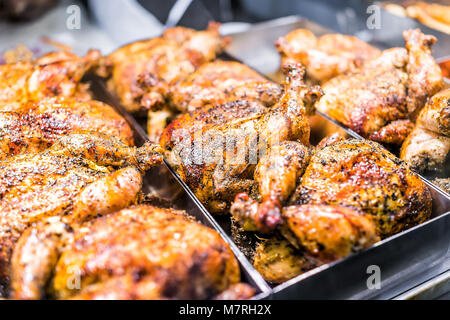 De nombreux gros plan sur poulet rôti entier dans le bac d'affichage deli shop magasin brun d'épicerie avec des herbes, la peau dorée, épices, croustillant Banque D'Images