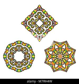 Vector set de trois mandalas. Vector mandalas. Éléments de décoration ethnique. Mandalas dessinés à la main. Illustration de Vecteur