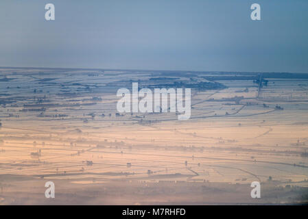 Image aérienne du lever du soleil avec la lumière rose et bleu sur le Parc Natural del delta de l'Ebre comme vu du Mont Caro Banque D'Images