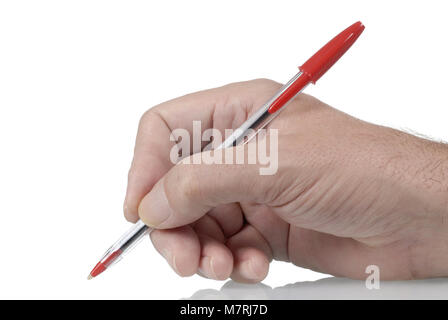 Stylo à bille ordinaire rouge tenue dans une position d'écriture par un homme part isolé sur un fond blanc. Banque D'Images