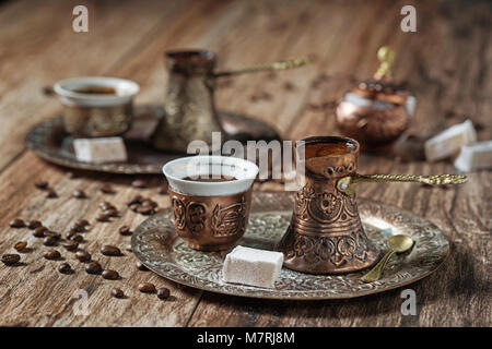 Oriental/bosniaque/le café turc servi en plaqué cuivre pot avec Loukoum. Banque D'Images