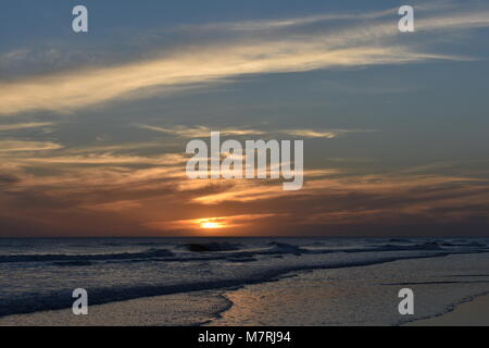 Coucher du soleil dans l'Atlantique la mer Banque D'Images