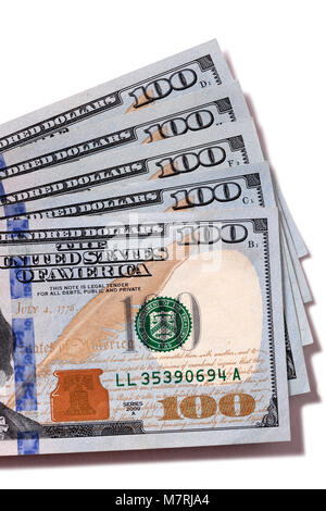 Ventilateur de 100 dollar bills isolés contre blanc avec l'ombre. Banque D'Images
