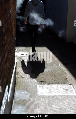 Figure marchant dans une ruelle sombre misty. Banque D'Images