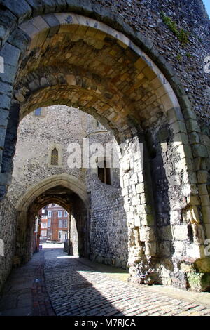 Château médiéval gate house et rue pavée, Château de Lewes, East Sussex. Banque D'Images