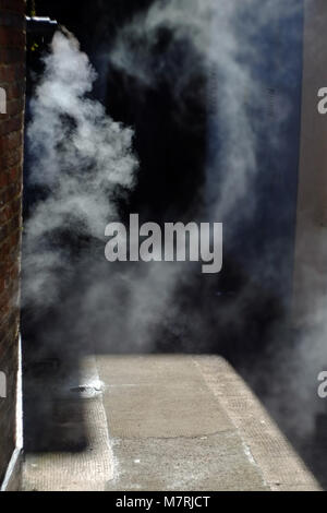 Brouillard tourbillonnant dans une ruelle sombre Banque D'Images