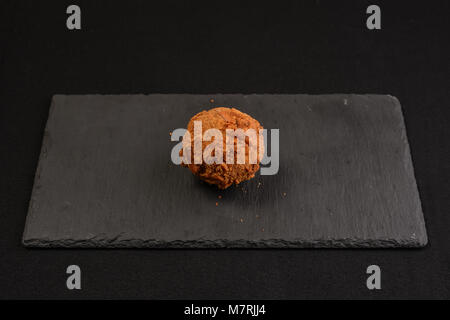 L'arancino Sicile avec Piacentino Ennese fromage et d'anchois Banque D'Images