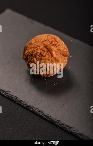 L'arancino Sicile avec Piacentino Ennese fromage et d'anchois Banque D'Images