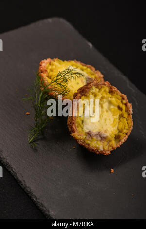 L'arancino Sicile avec Piacentino Ennese fromage et d'anchois Banque D'Images