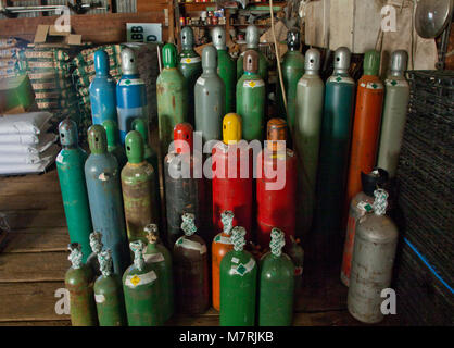 Bouteilles en acier de gaz comprimés dans l'entrepôt, 2107. Banque D'Images