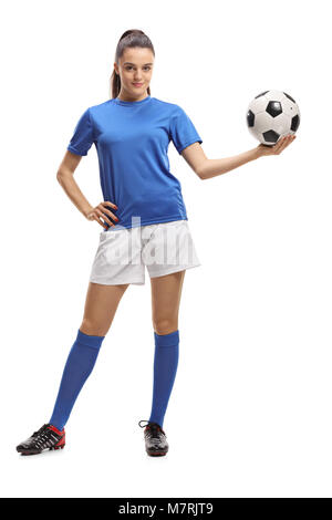 Portrait d'un joueur de soccer holding a football isolé sur fond blanc