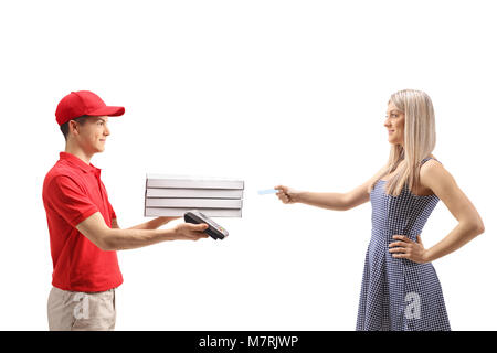 Teenage livraison de pizza boy holding un terminal de paiement avec une jeune femme de lui donner une carte de crédit isolé sur fond blanc Banque D'Images