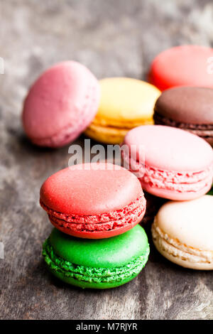 Macarons colorés sur backrgound rustique en bois Banque D'Images