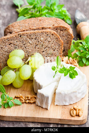 Le fromage de chèvre avec des fruits et pain de grains entiers Banque D'Images