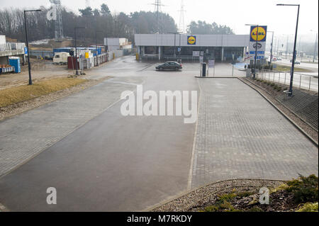 Parking vide de Lidl supermarché dans le début de la loi de restriction pour l'ouverture des magasins le dimanche en Pologne pour l'interdiction d'un commerce pour les grands supermarchés et détaillant Banque D'Images