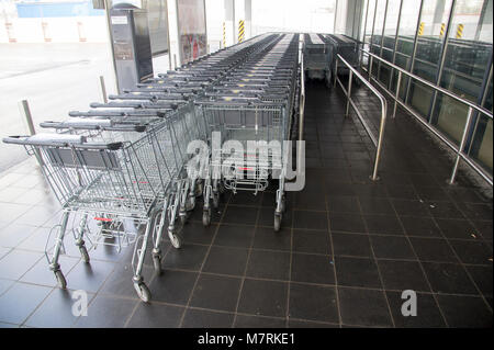 Les paniers en stationnement équipé d'un mécanisme de verrouillage dans Lidl supermarché dans le début de la loi de restriction pour le magasinage le dimanche dans la région de Po Banque D'Images