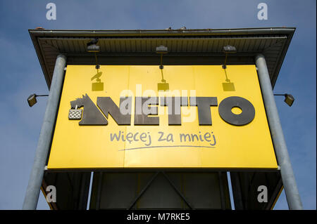 Parking vide de Netto supermarché dans le début de la restriction du droit à l'ouverture des magasins le dimanche en Pologne pour l'interdiction d'un commerce pour les grands supermarchés et retaile Banque D'Images