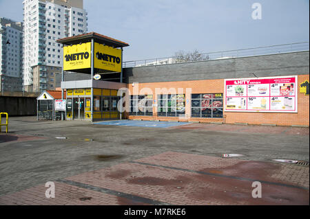 Parking vide de Netto supermarché dans le début de la restriction du droit à l'ouverture des magasins le dimanche en Pologne pour l'interdiction d'un commerce pour les grands supermarchés et retaile Banque D'Images