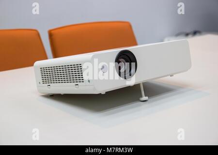 Projecteur connecté à un ordinateur portable sur pour la présentation dans une salle de réunion, un concept d'entreprise. Banque D'Images