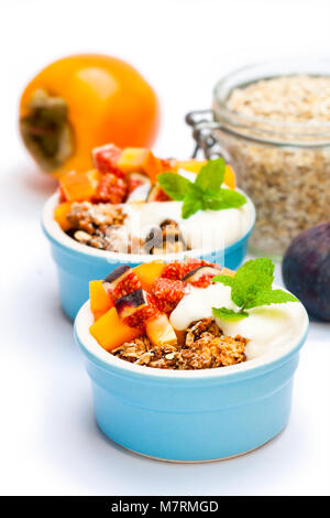 Crumble de fruits avec des flocons d'avoine et kaki et fig isolated on white Banque D'Images