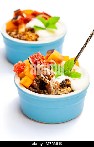 Crumble de fruits avec des flocons d'avoine et kaki et fig isolated on white Banque D'Images