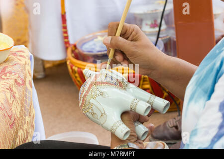 Thaïlande : Bangkok- le 21 janvier, 2018 :- Close-up Specialist personnes travaillant montrent le processus de peinture le benjarong en céramique traditionnel thaï, Bangkok est T Banque D'Images