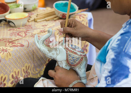 Thaïlande : Bangkok- le 21 janvier, 2018 :- Close-up Specialist personnes travaillant montrent le processus de peinture le benjarong en céramique traditionnel thaï, Bangkok est T Banque D'Images