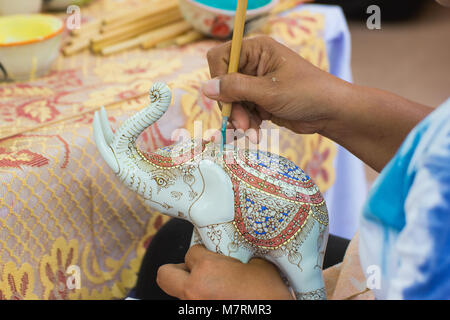 Thaïlande : Bangkok- le 21 janvier, 2018 :- Close-up Specialist personnes travaillant montrent le processus de peinture le benjarong en céramique traditionnel thaï, Bangkok est T Banque D'Images