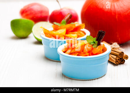 Citrouille caramélisée et apple en petit pot on white Banque D'Images