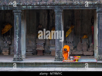 Moine bouddhiste au Temple d'Angkor Wat à Siem Reap au Cambodge Banque D'Images