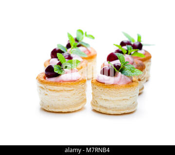 La pâte feuilletée farcie de fromage fondu mou de fruité et de canneberges sur fond blanc Banque D'Images