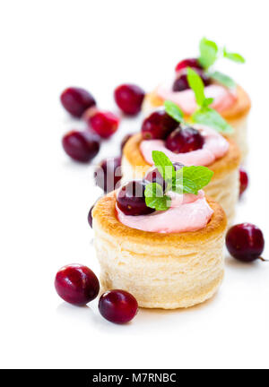 La pâte feuilletée farcie de fromage fondu mou de fruité et de canneberges sur fond blanc Banque D'Images