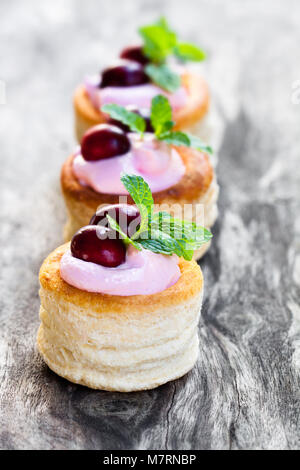 La pâte feuilletée farcie de fromage fondu mou de fruité et de canneberges sur fond de bois Banque D'Images