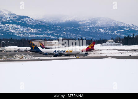 Avions Cargo, 747 et 777 et atterrissant à l'Aéroport International Ted Stevens Anchorage en Alaska, Atlas Air, Korean Air Cargo, Asiana Cargo Banque D'Images