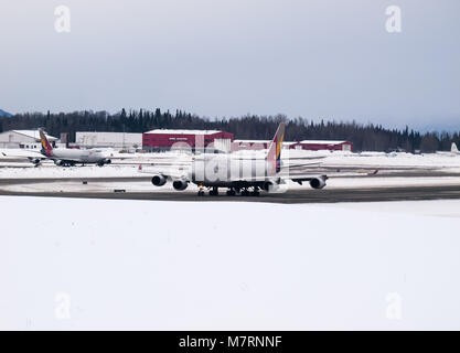 Avions Cargo, 747 et 777 et atterrissant à l'Aéroport International Ted Stevens Anchorage en Alaska, Atlas Air, Korean Air Cargo, Asiana Cargo Banque D'Images