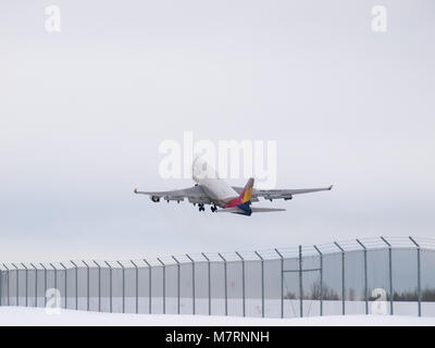 Avions Cargo, 747 et 777 et atterrissant à l'Aéroport International Ted Stevens Anchorage en Alaska, Atlas Air, Korean Air Cargo, Asiana Cargo Banque D'Images