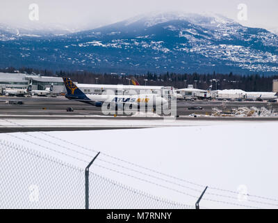 Avions Cargo, 747 et 777 et atterrissant à l'Aéroport International Ted Stevens Anchorage en Alaska, Atlas Air, Korean Air Cargo, Asiana Cargo Banque D'Images