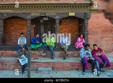 Katmandou, Népal - Oct 17, 2017. Les gens se détendre sur Durbar Square de Katmandou, Népal. Banque D'Images