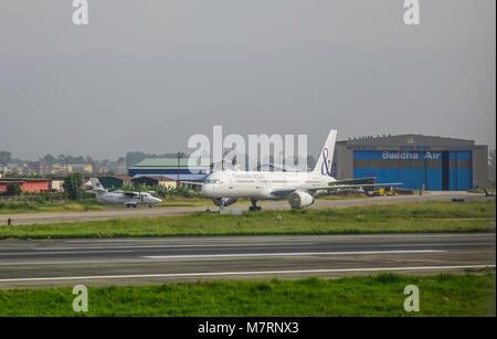 Katmandou, Népal - Oct 17, 2017. Un Boeing 757-27B d'Abercrombie & Kent (Icelandair) accostage à l'aéroport de Tribhuvan à Katmandou, au Népal. Banque D'Images