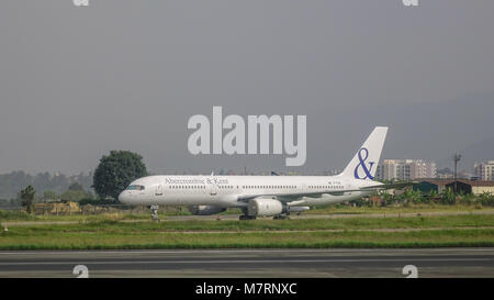 Katmandou, Népal - Oct 17, 2017. Un Boeing 757-27B d'Abercrombie & Kent (Icelandair) accostage à l'aéroport de Tribhuvan à Katmandou, au Népal. Banque D'Images